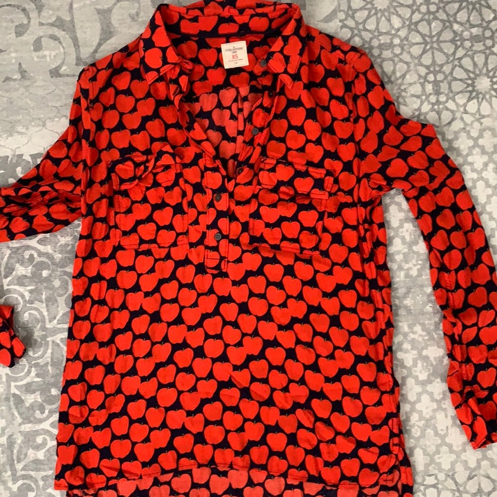 Gap popover Apple print shirt